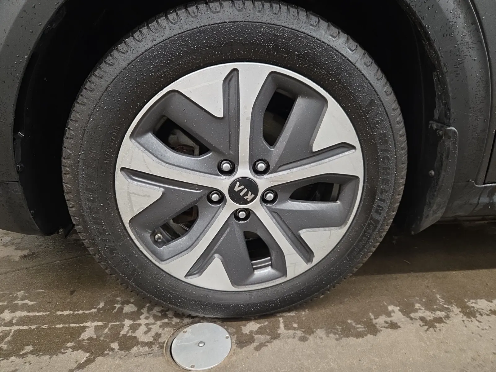 Front driver wheel/tire photo