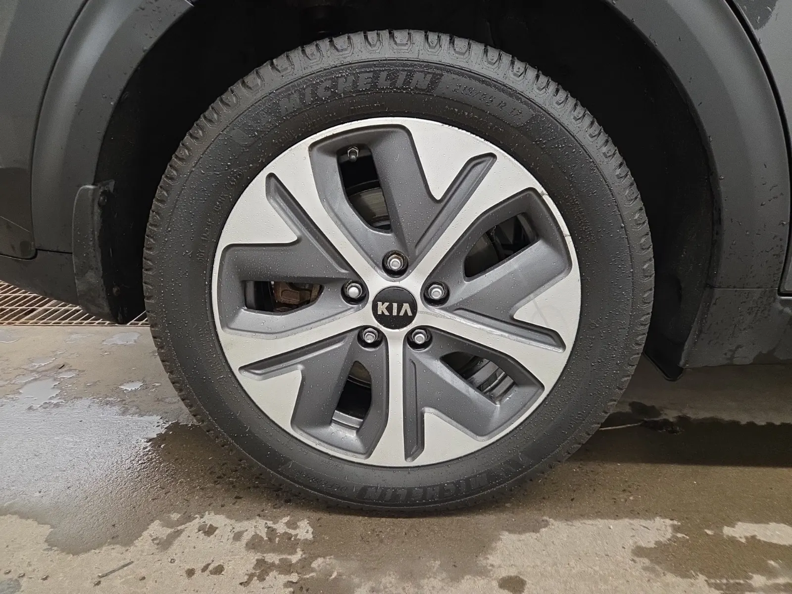 Right Rear Wheel/Tire Photo