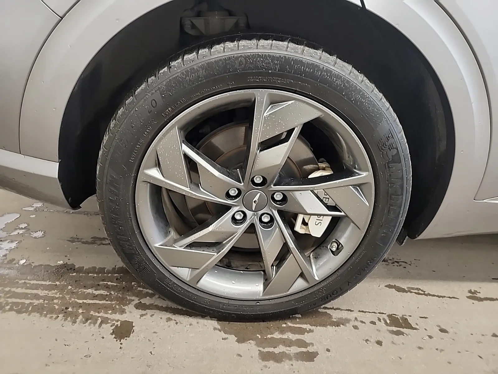Right Rear Wheel/Tire Photo