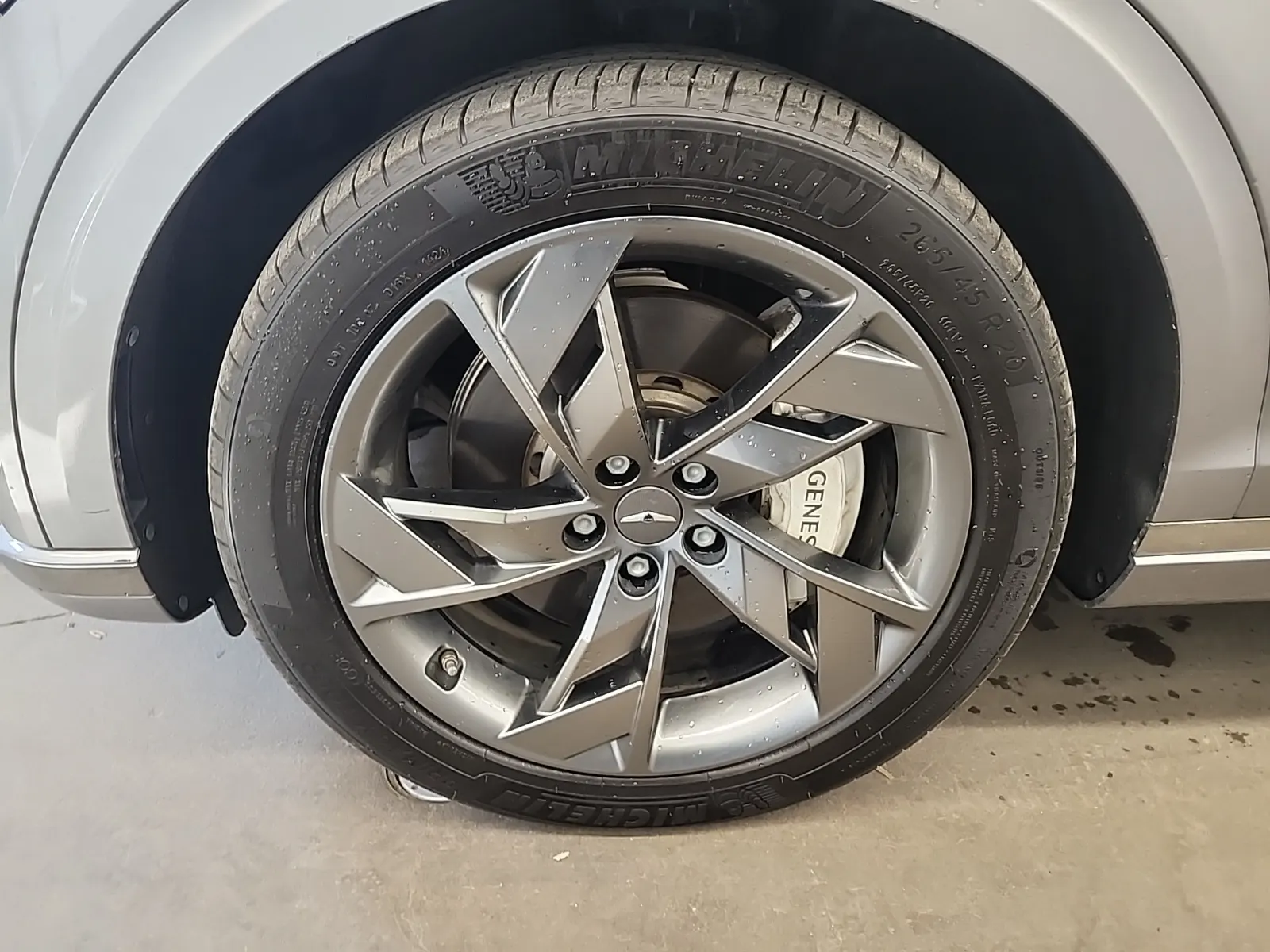 Front driver wheel/tire photo