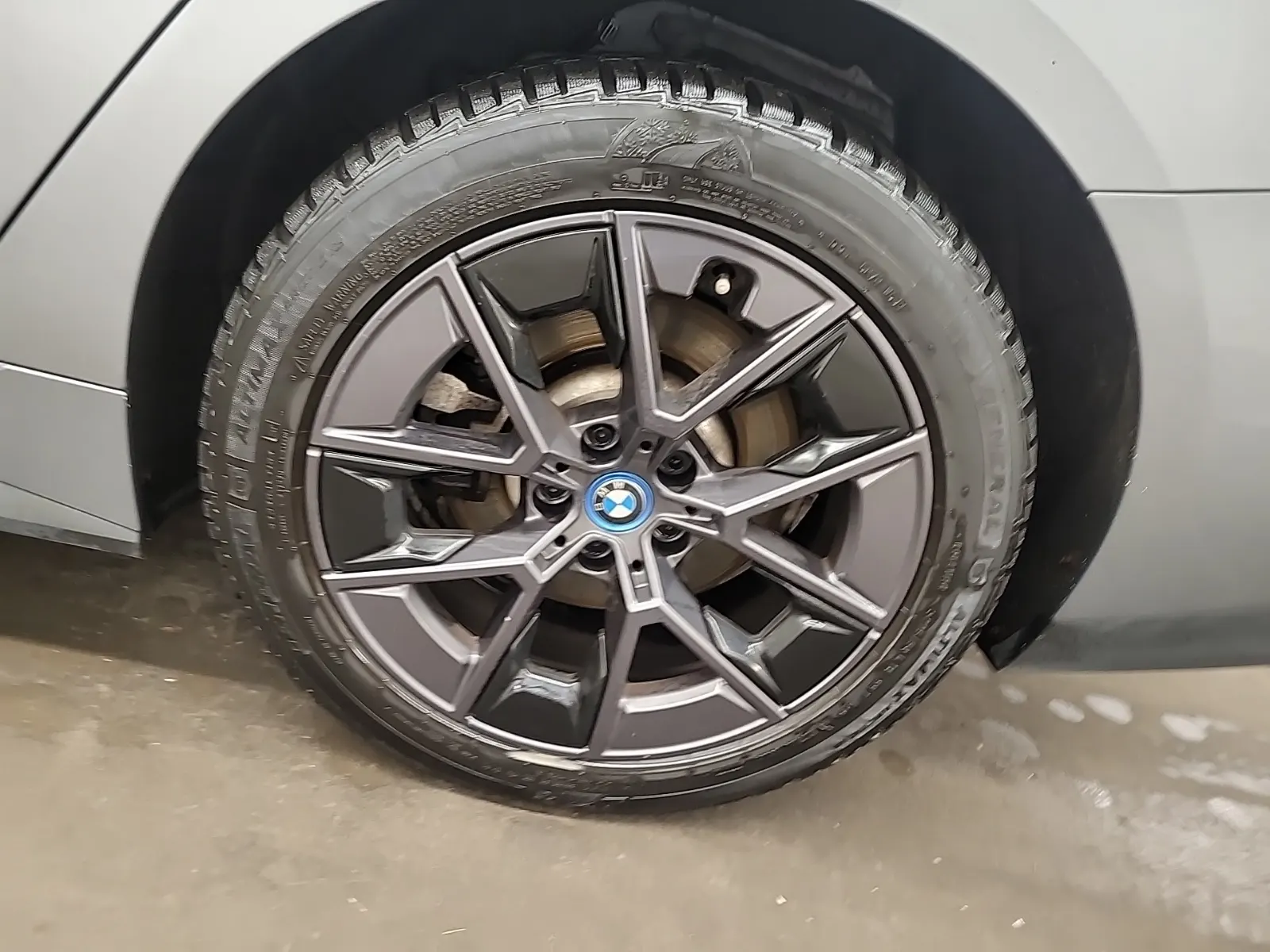 Left Rear Wheel/Tire Photo