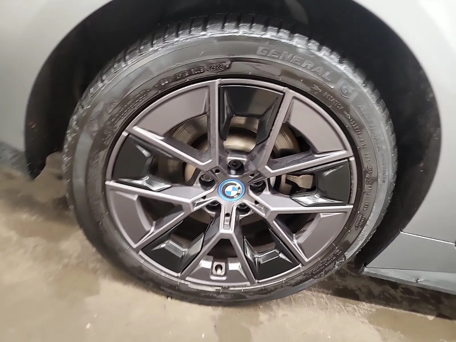 Right Rear Wheel/Tire Photo