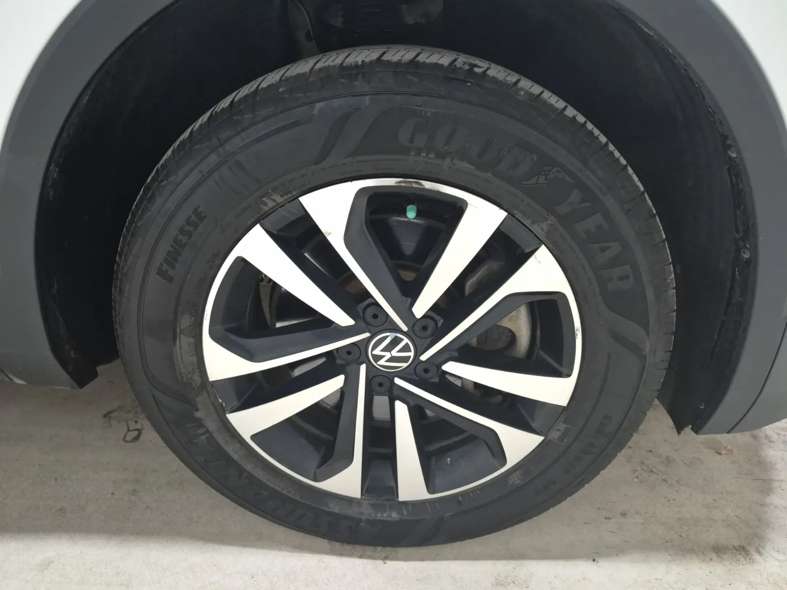 Right Front Wheel/Tire Photo