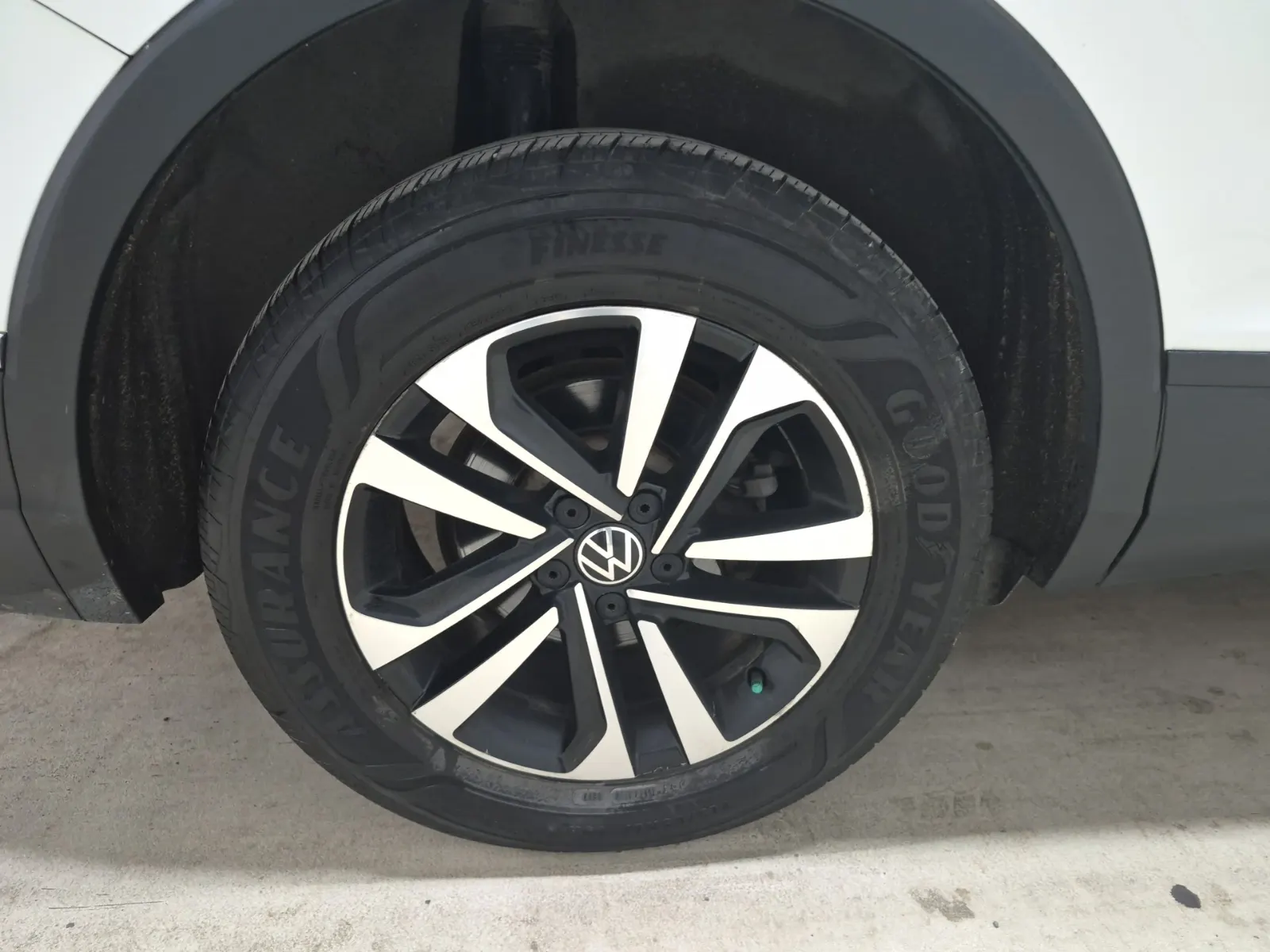 Right Rear Wheel/Tire Photo