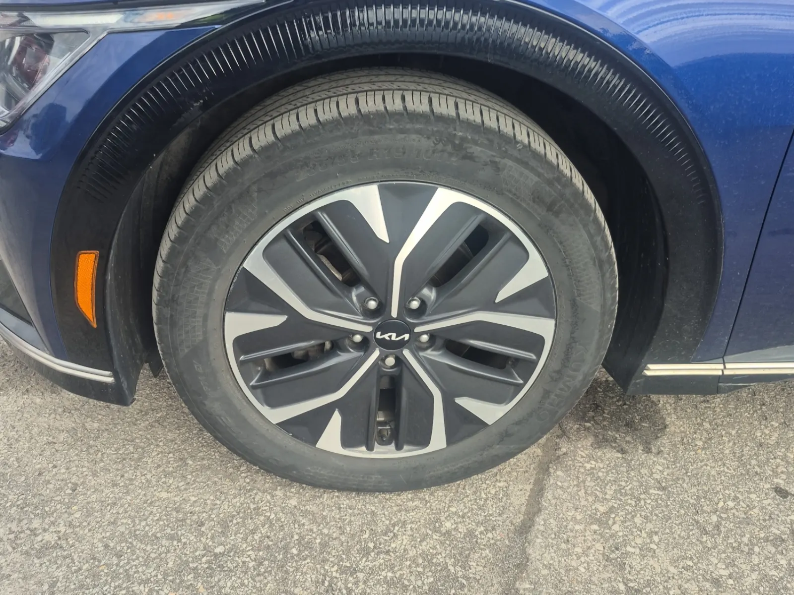 Front driver wheel/tire photo
