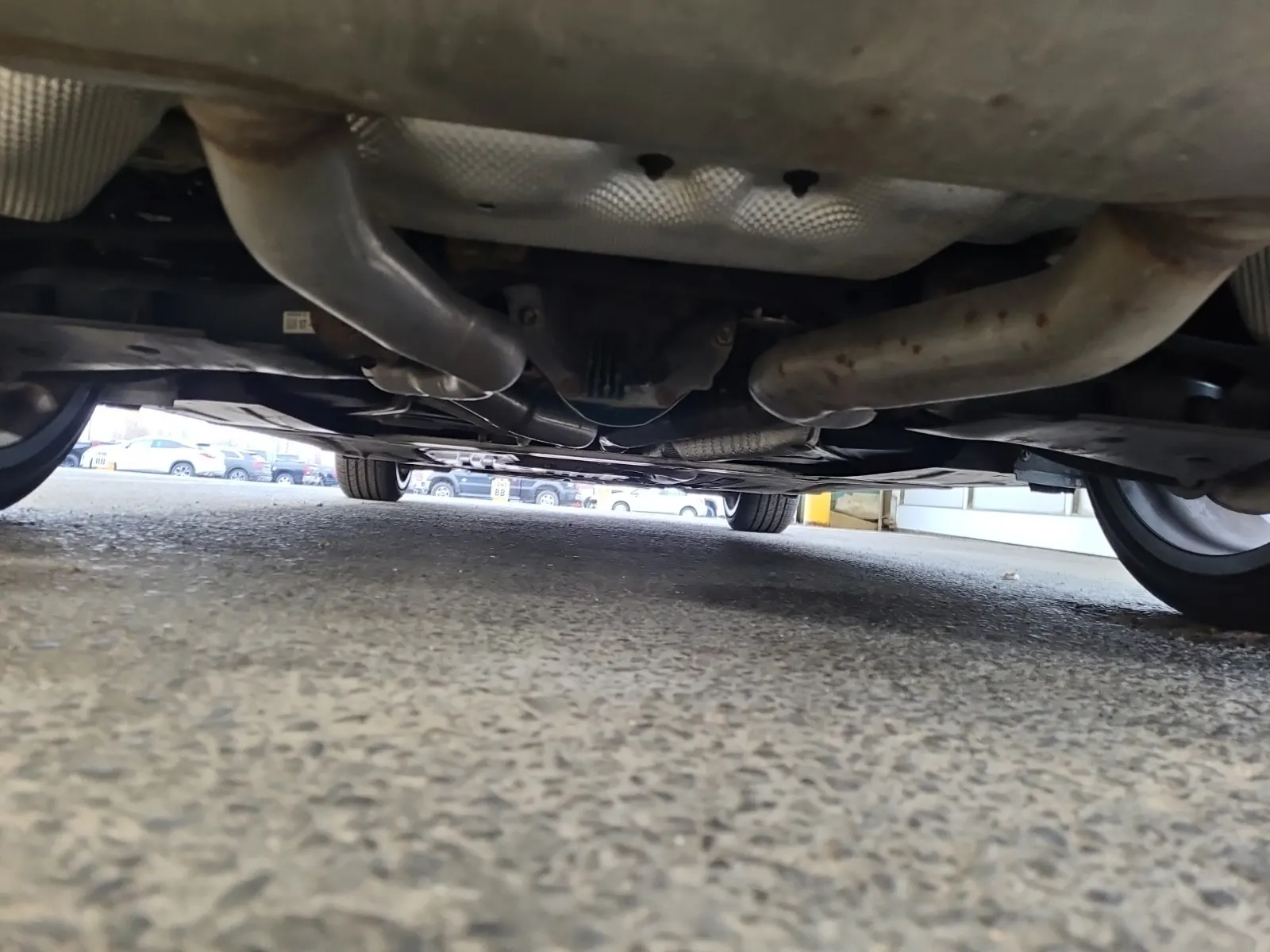 Undercarriage - Rear Photo