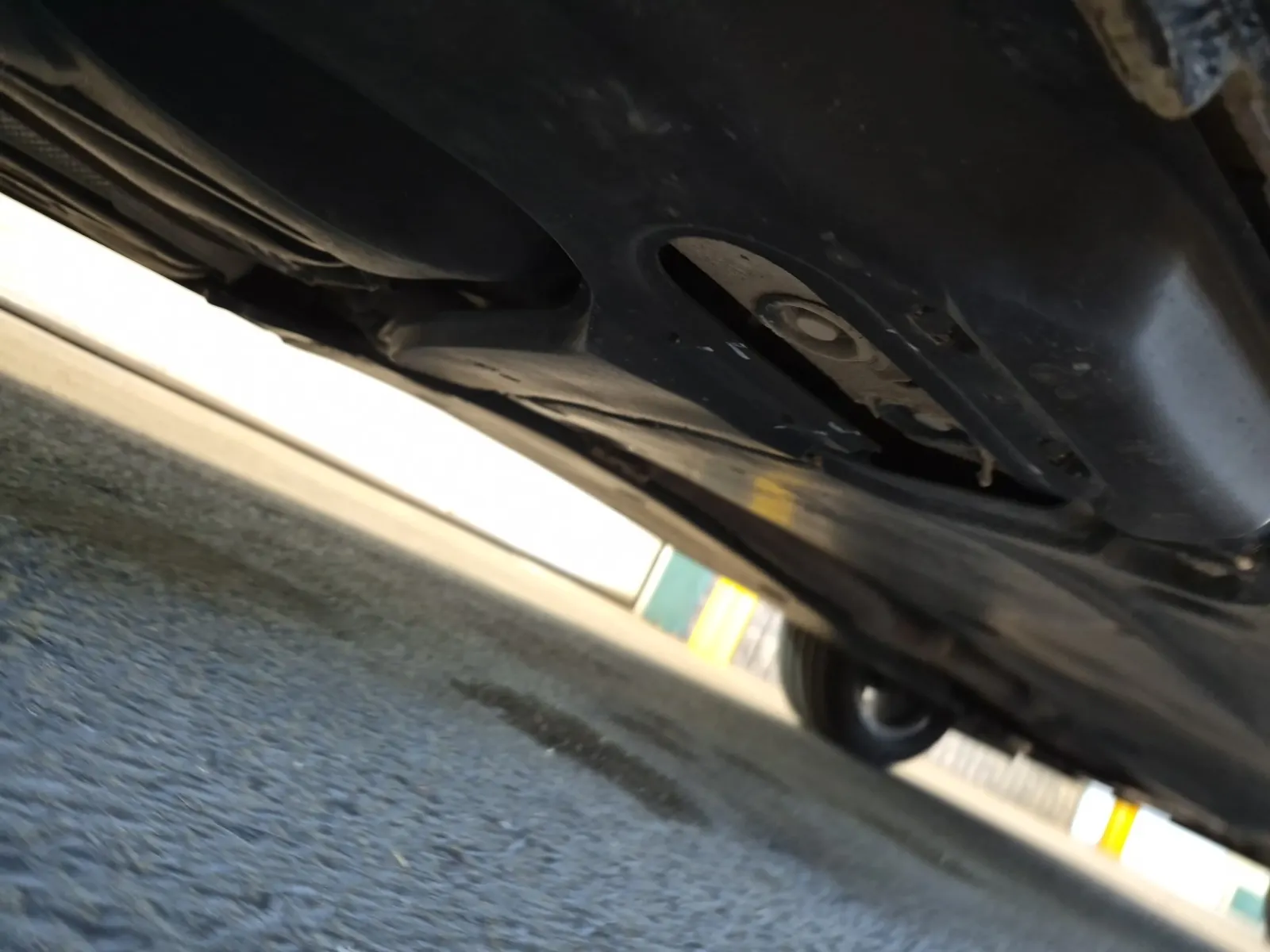 Undercarriage - Passenger Photo