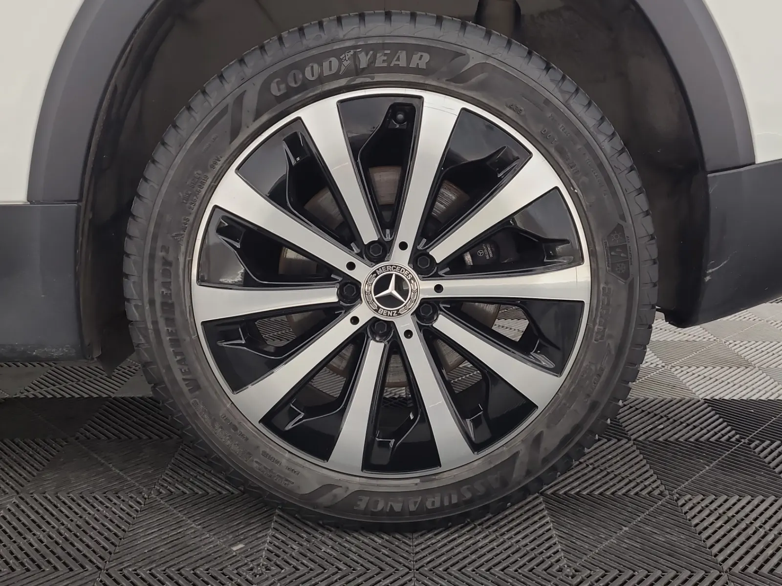 Left Rear Wheel/Tire Photo