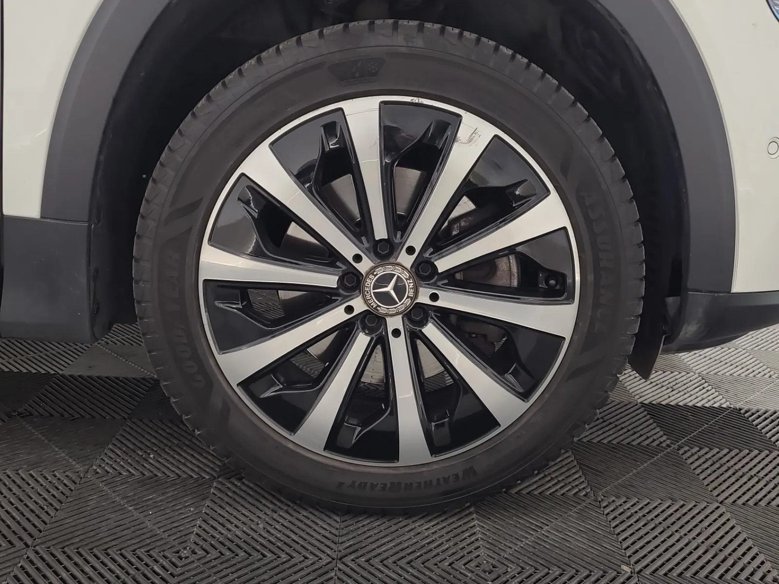 Right Front Wheel/Tire Photo