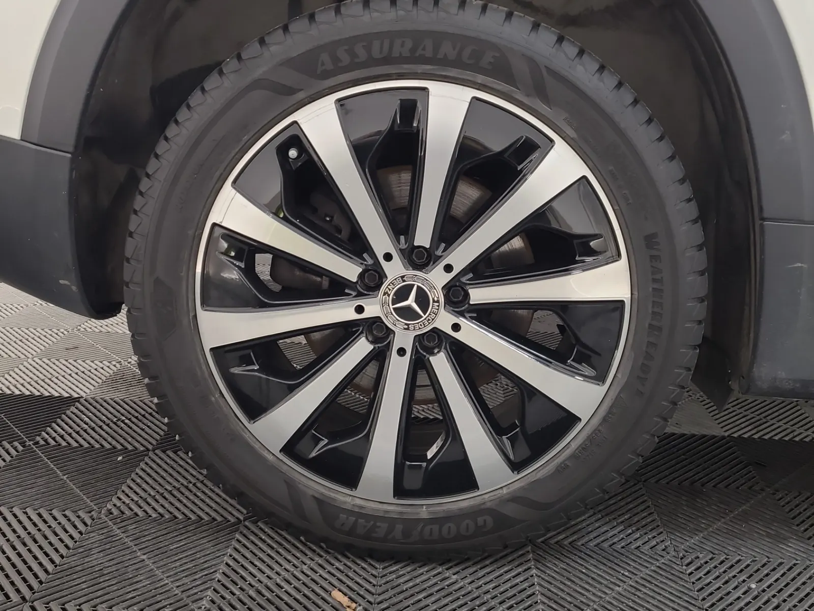 Right Rear Wheel/Tire Photo