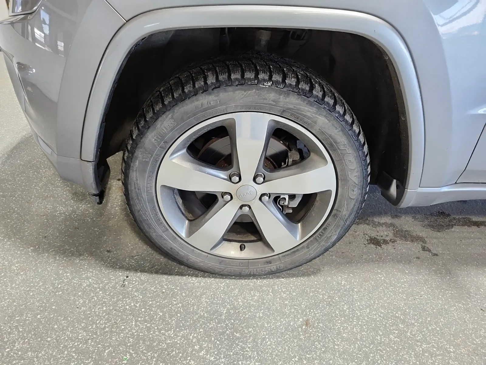Front driver wheel/tire photo