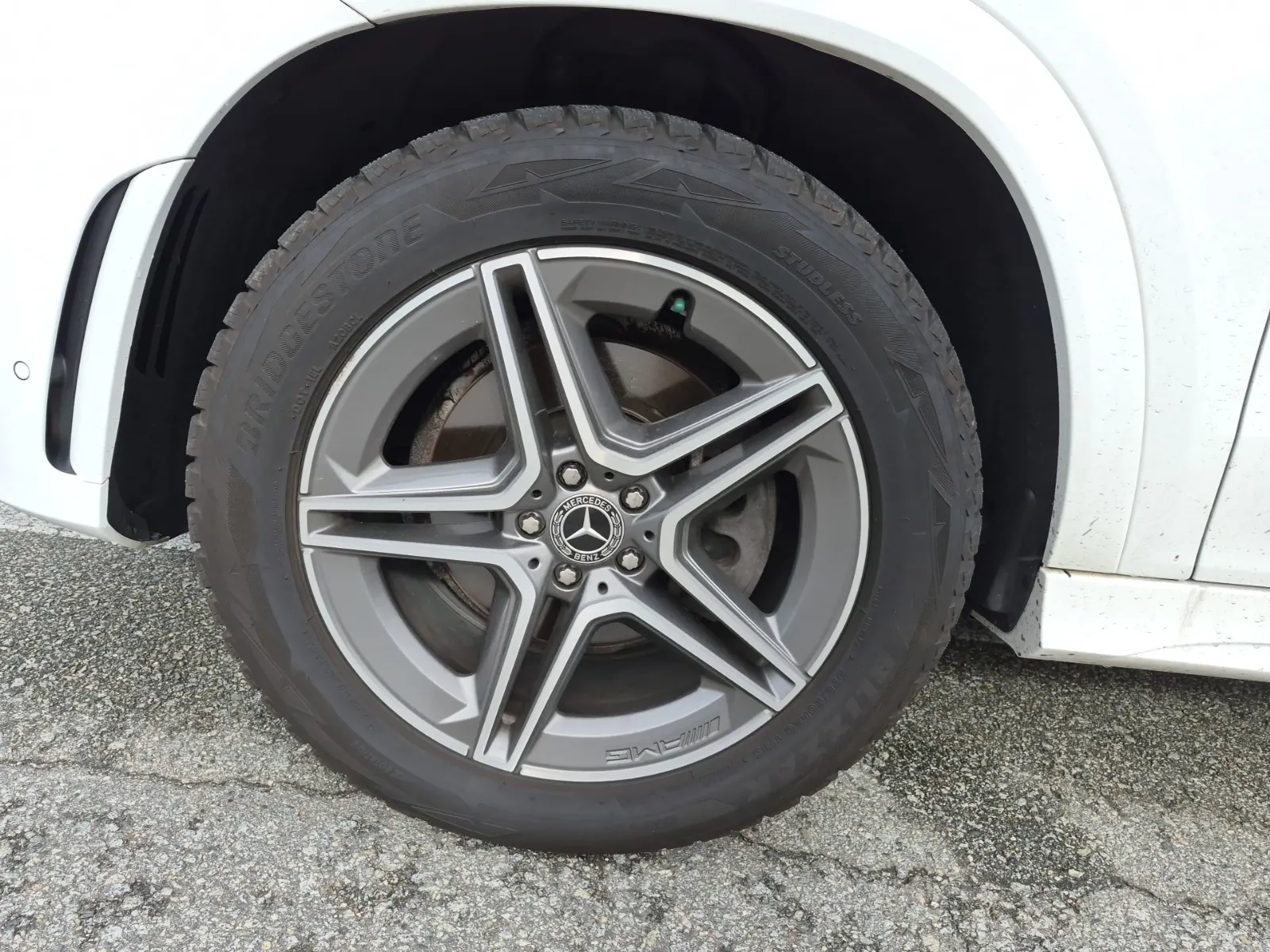 Front driver wheel/tire photo