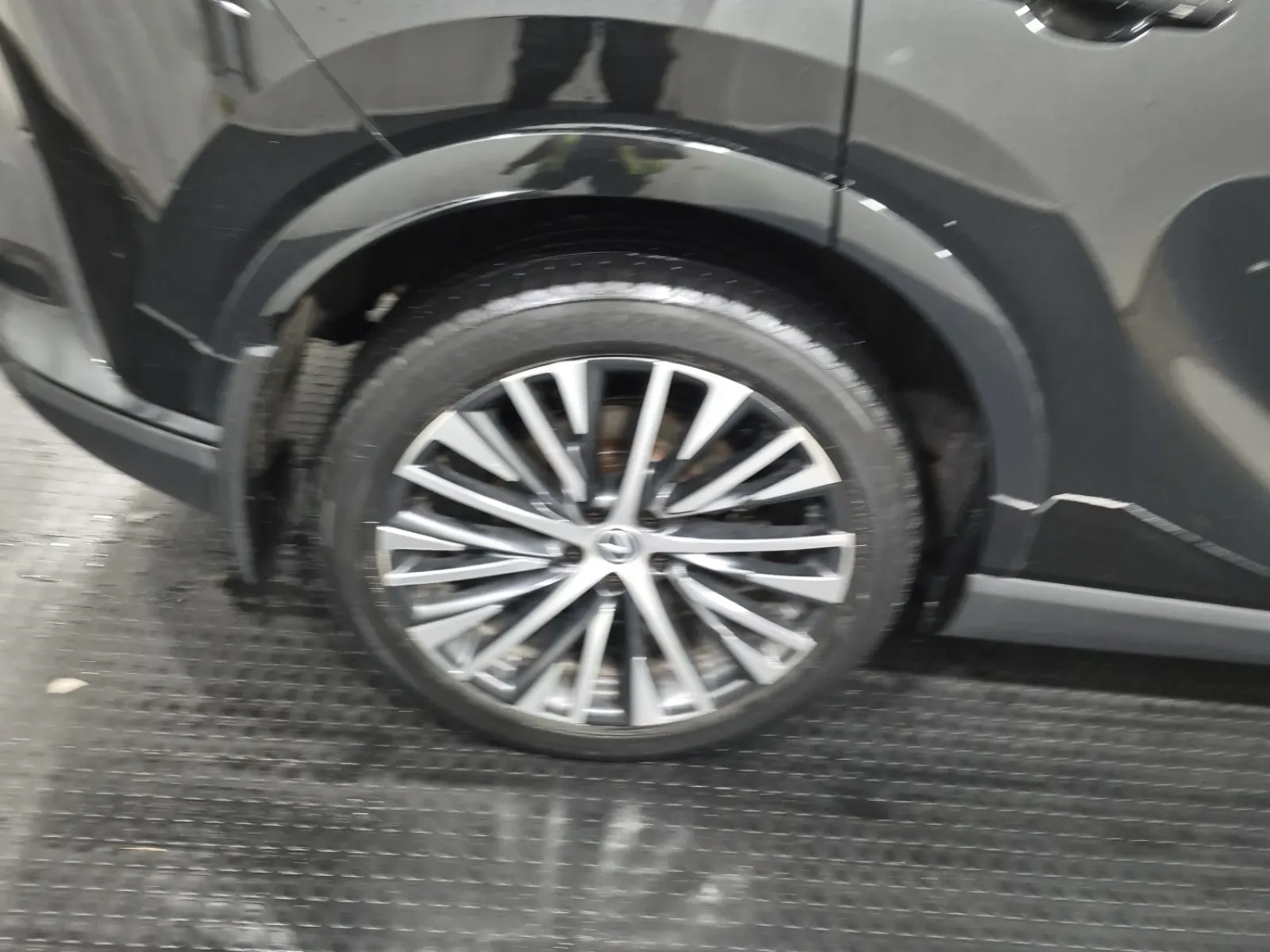 Right Rear Wheel/Tire Photo