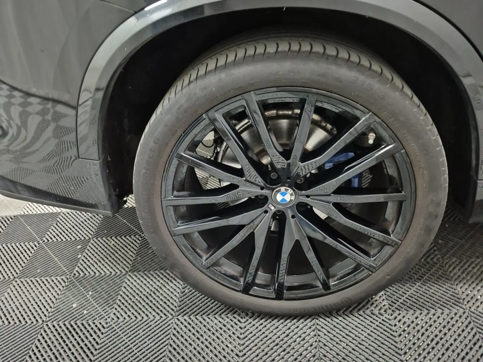 Right Rear Wheel/Tire Photo