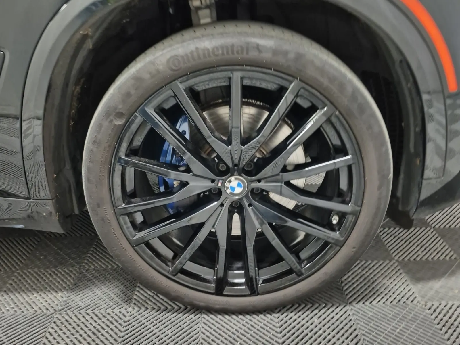 Right Front Wheel/Tire Photo