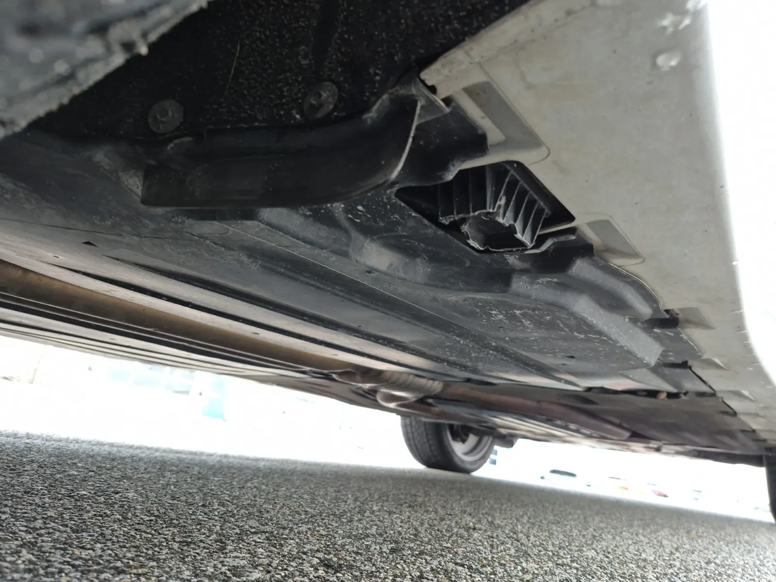 Undercarriage - Passenger Photo
