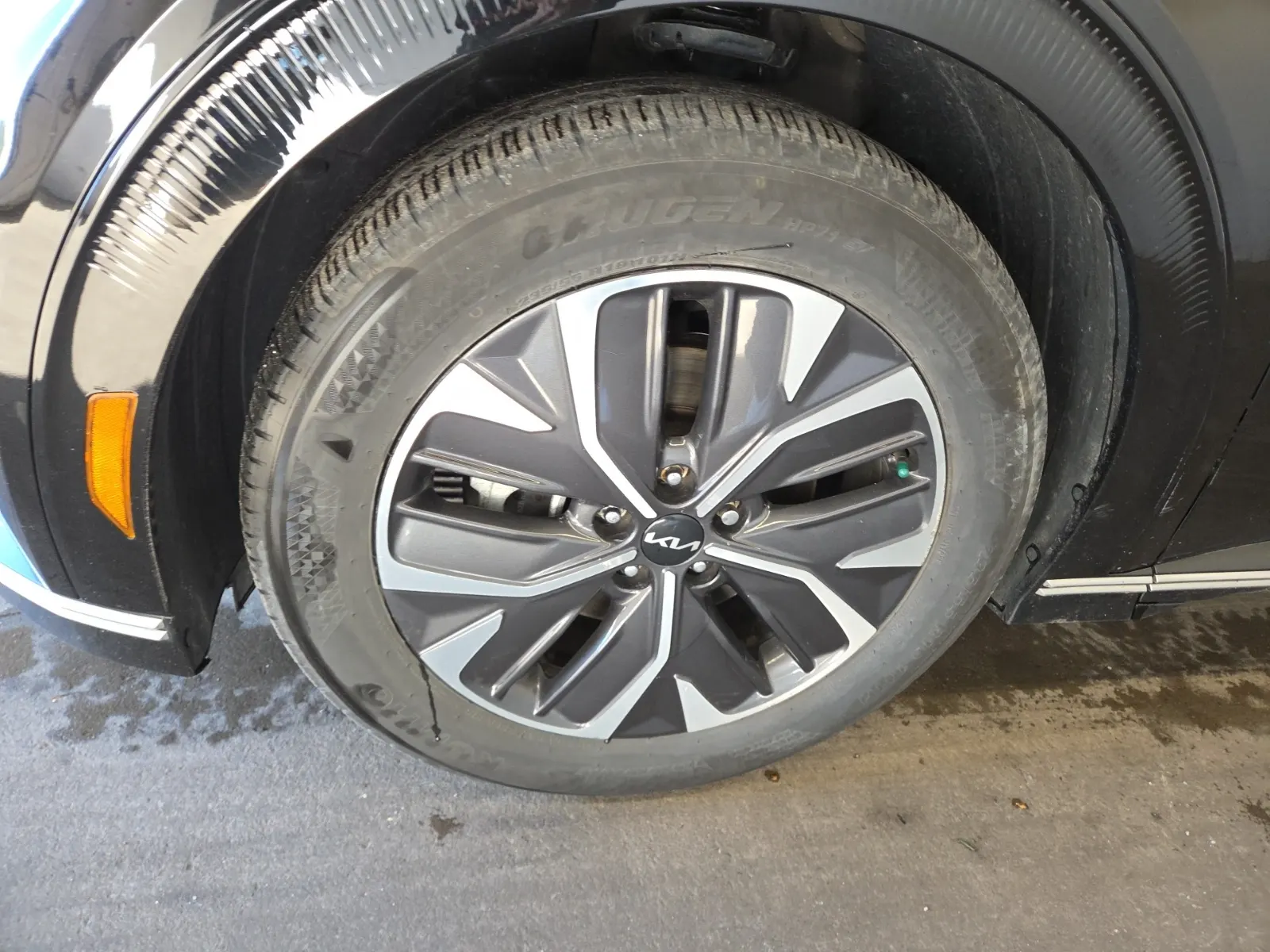 Front driver wheel/tire photo