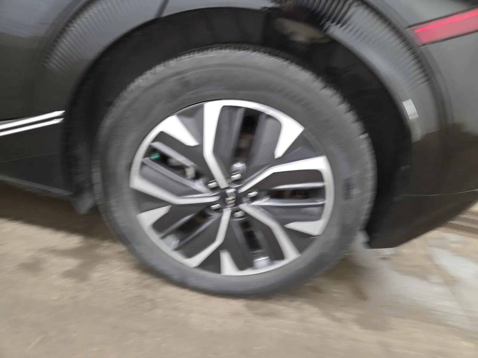 Left Rear Wheel/Tire Photo