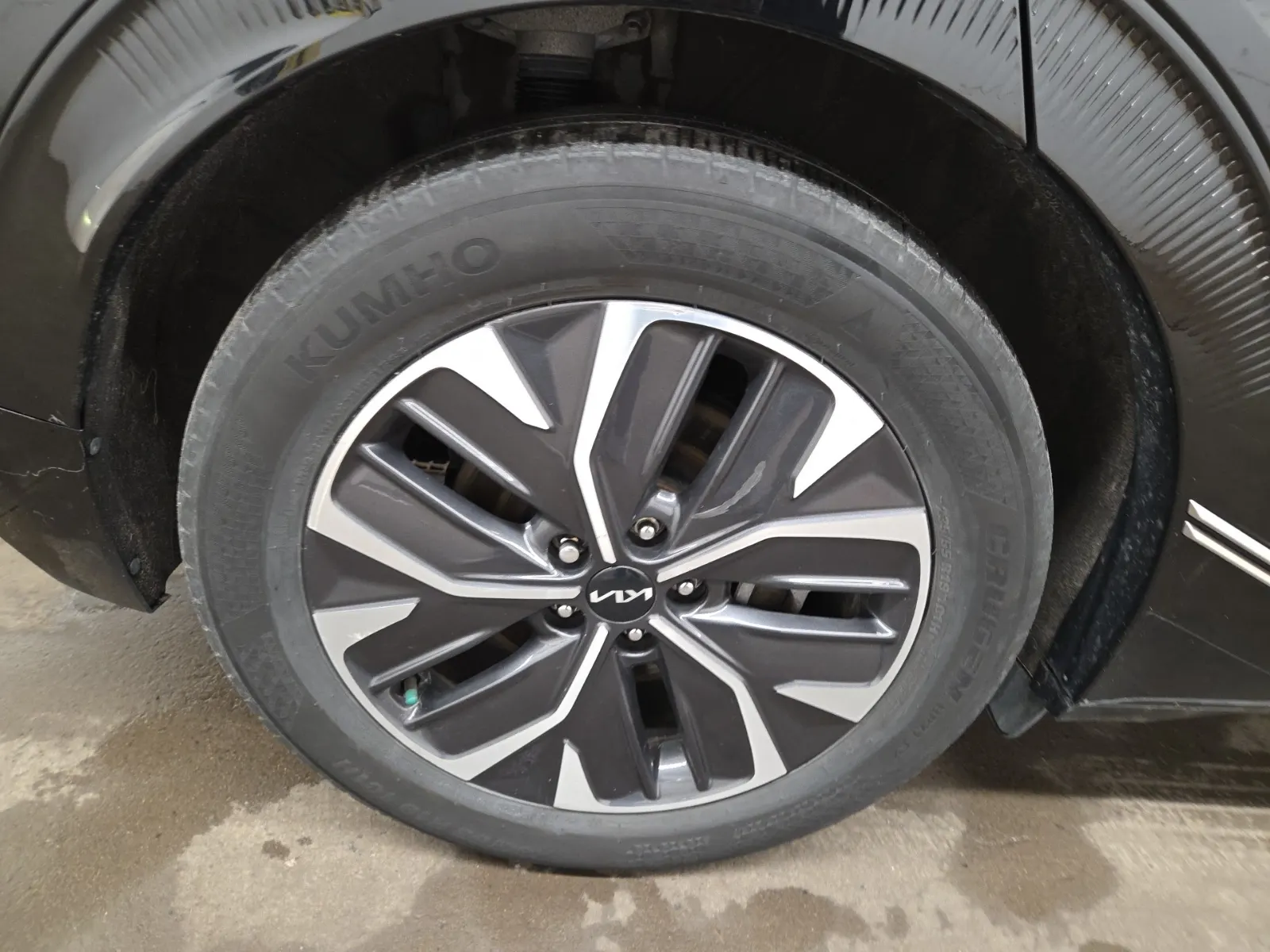 Right Rear Wheel/Tire Photo