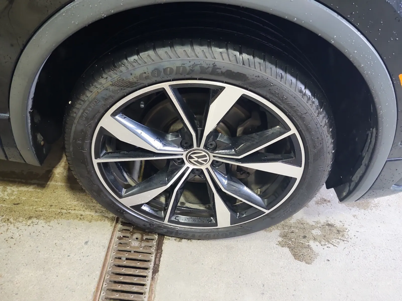 Right Front Wheel/Tire Photo