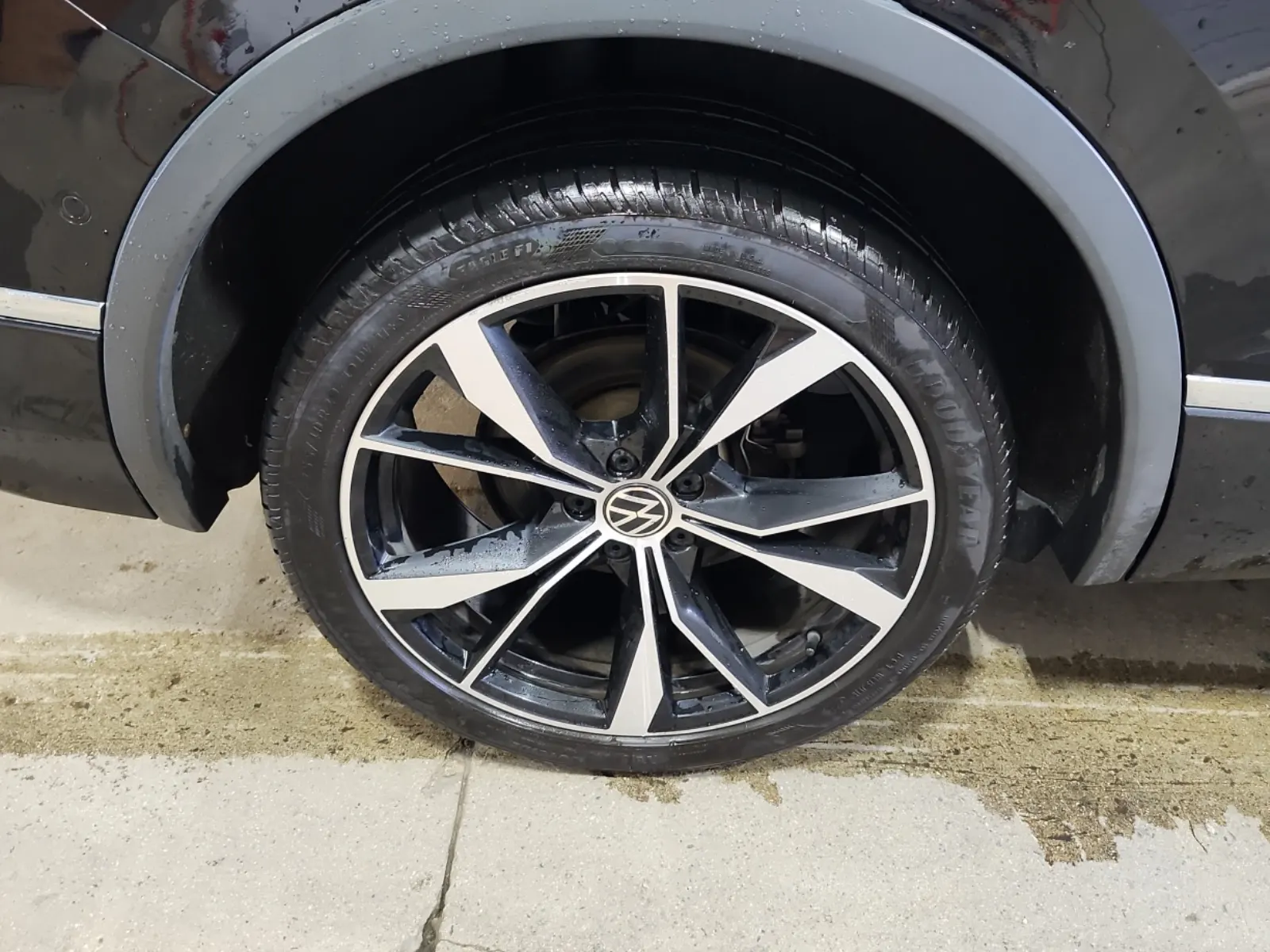 Right Rear Wheel/Tire Photo