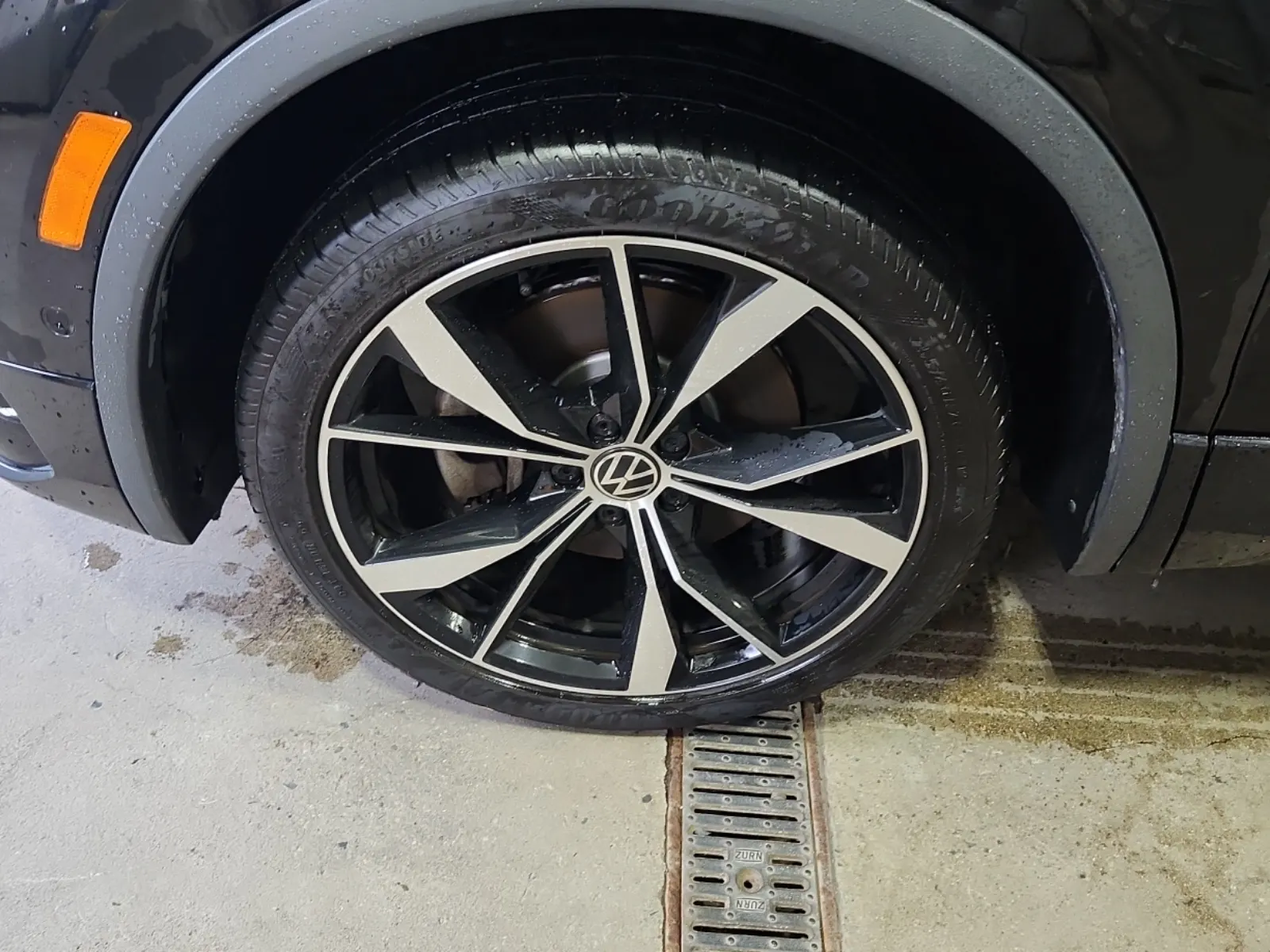 Front driver wheel/tire photo