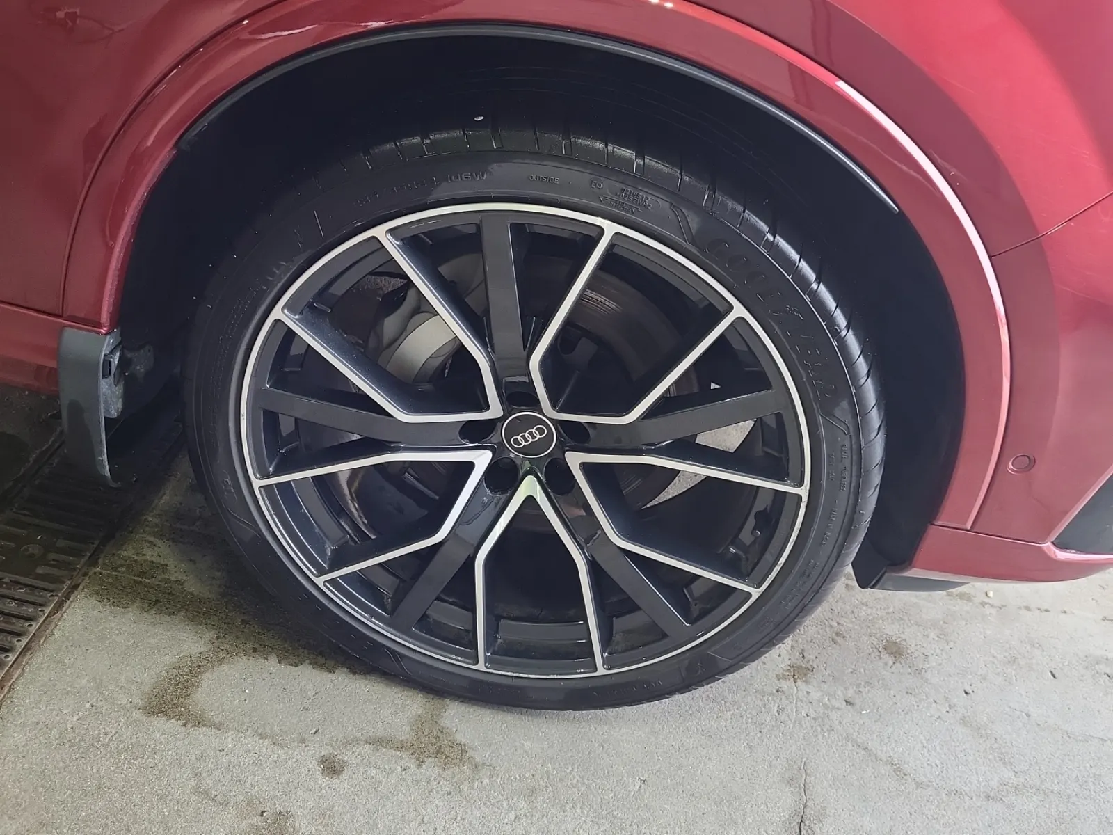 Right Front Wheel/Tire Photo