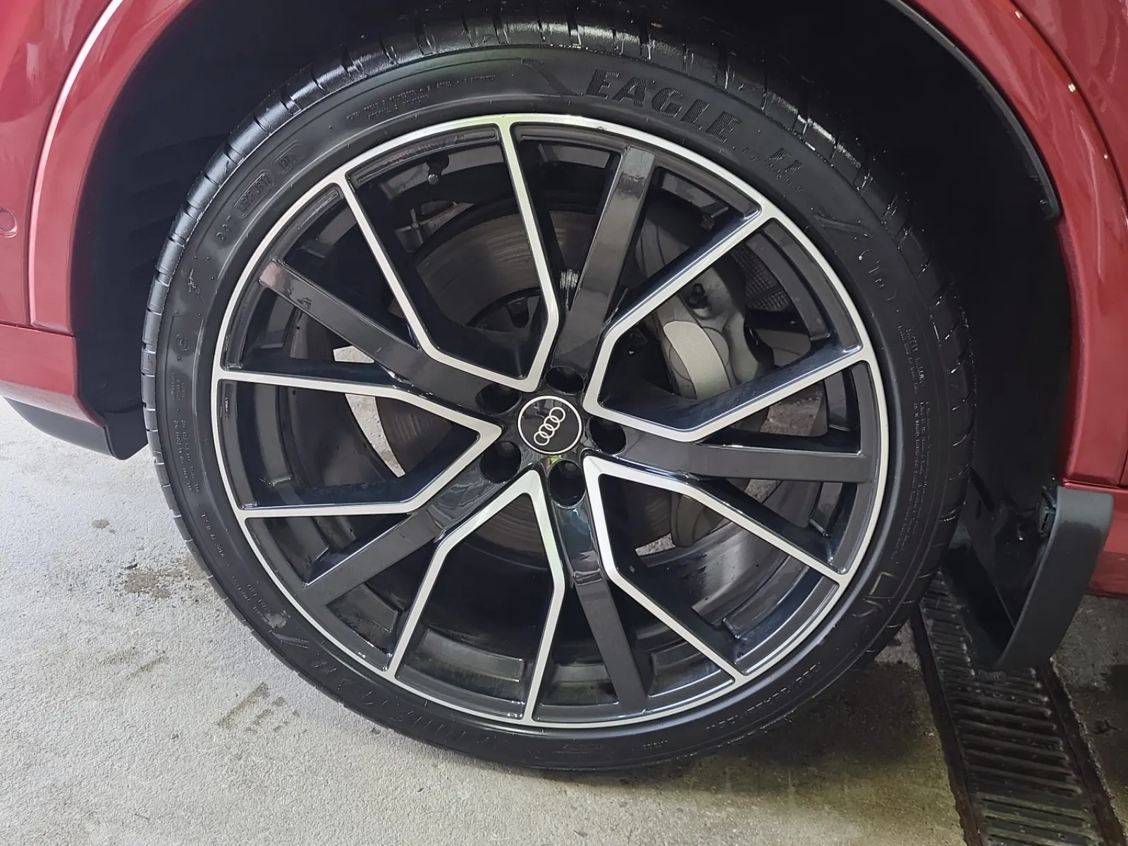 Front driver wheel/tire photo