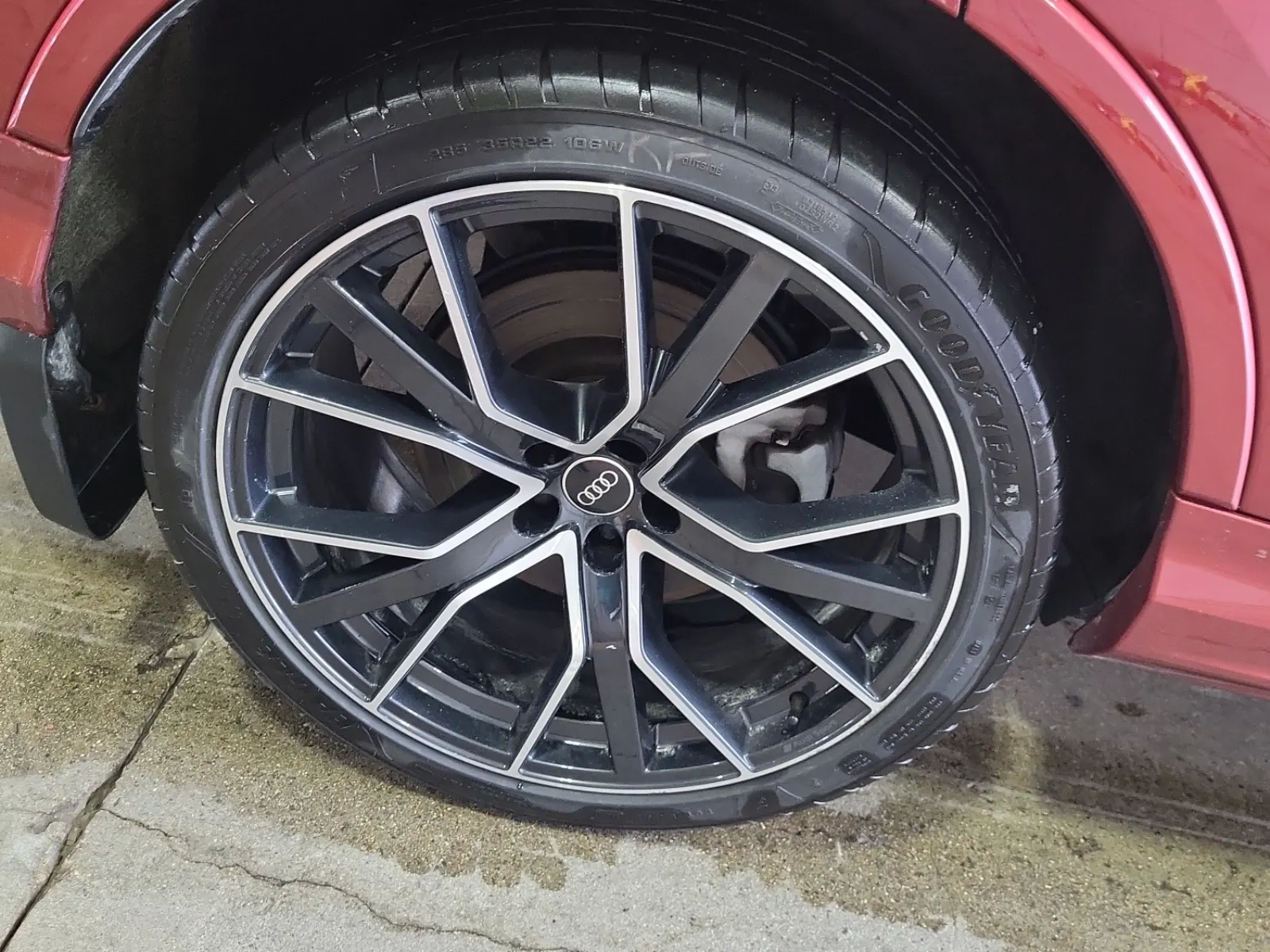 Right Rear Wheel/Tire Photo