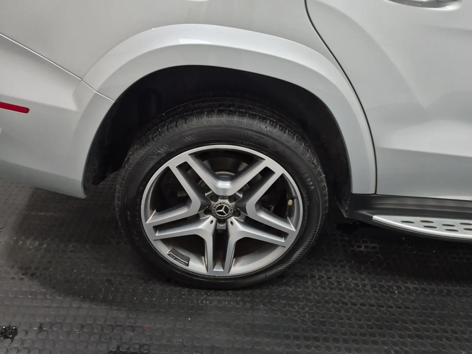 Right Rear Wheel/Tire Photo