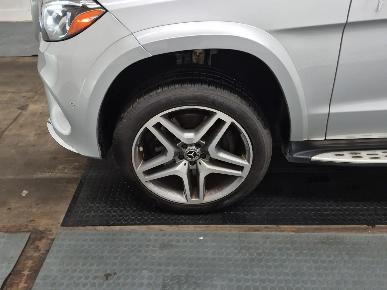 Front driver wheel/tire photo