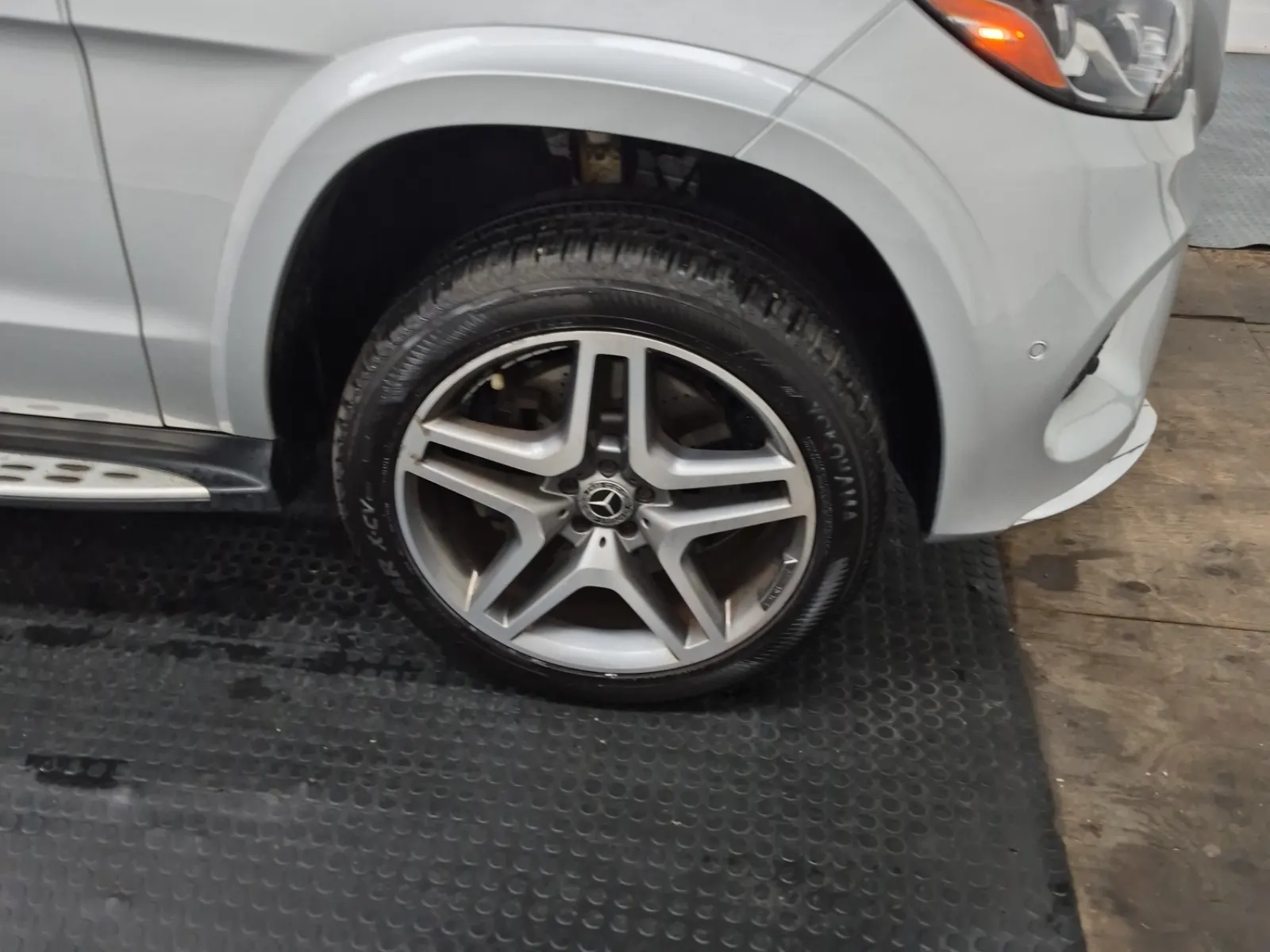 Right Front Wheel/Tire Photo