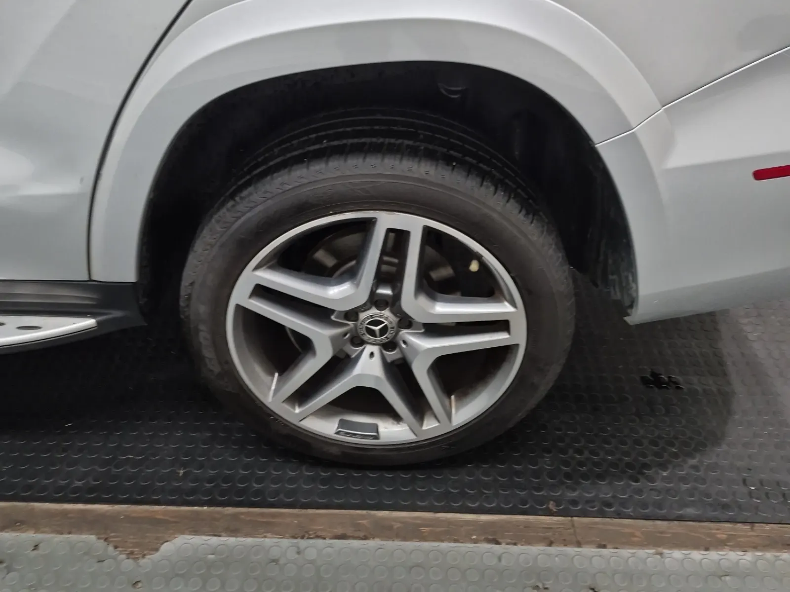 Left Rear Wheel/Tire Photo