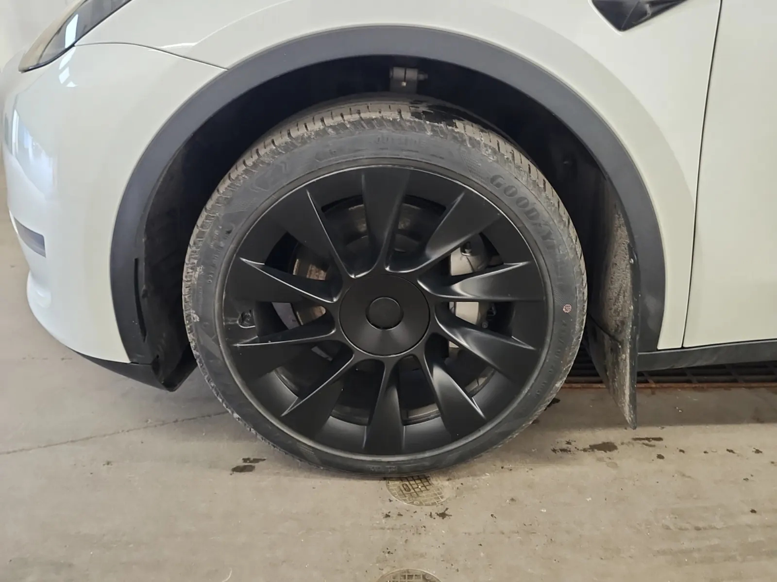 Front driver wheel/tire photo