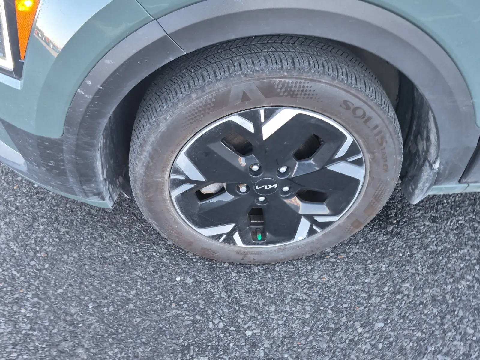 Front driver wheel/tire photo