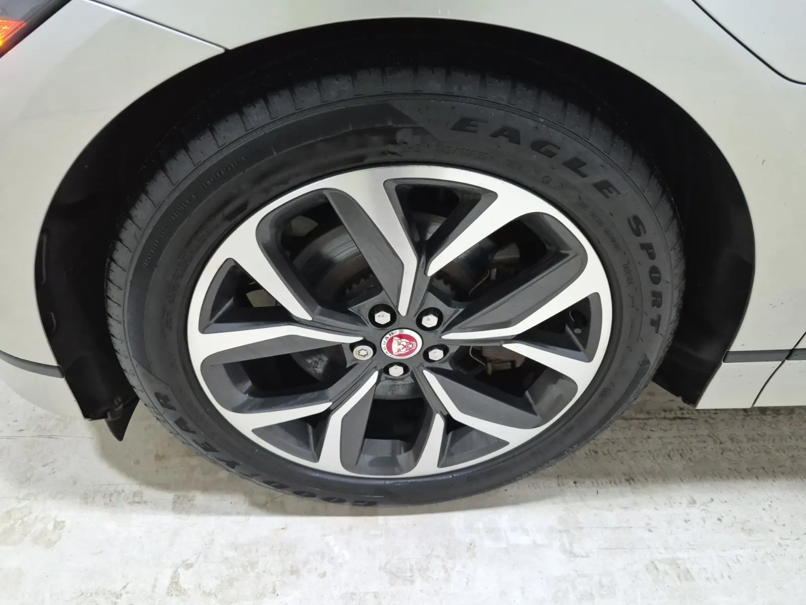 Front driver wheel/tire photo