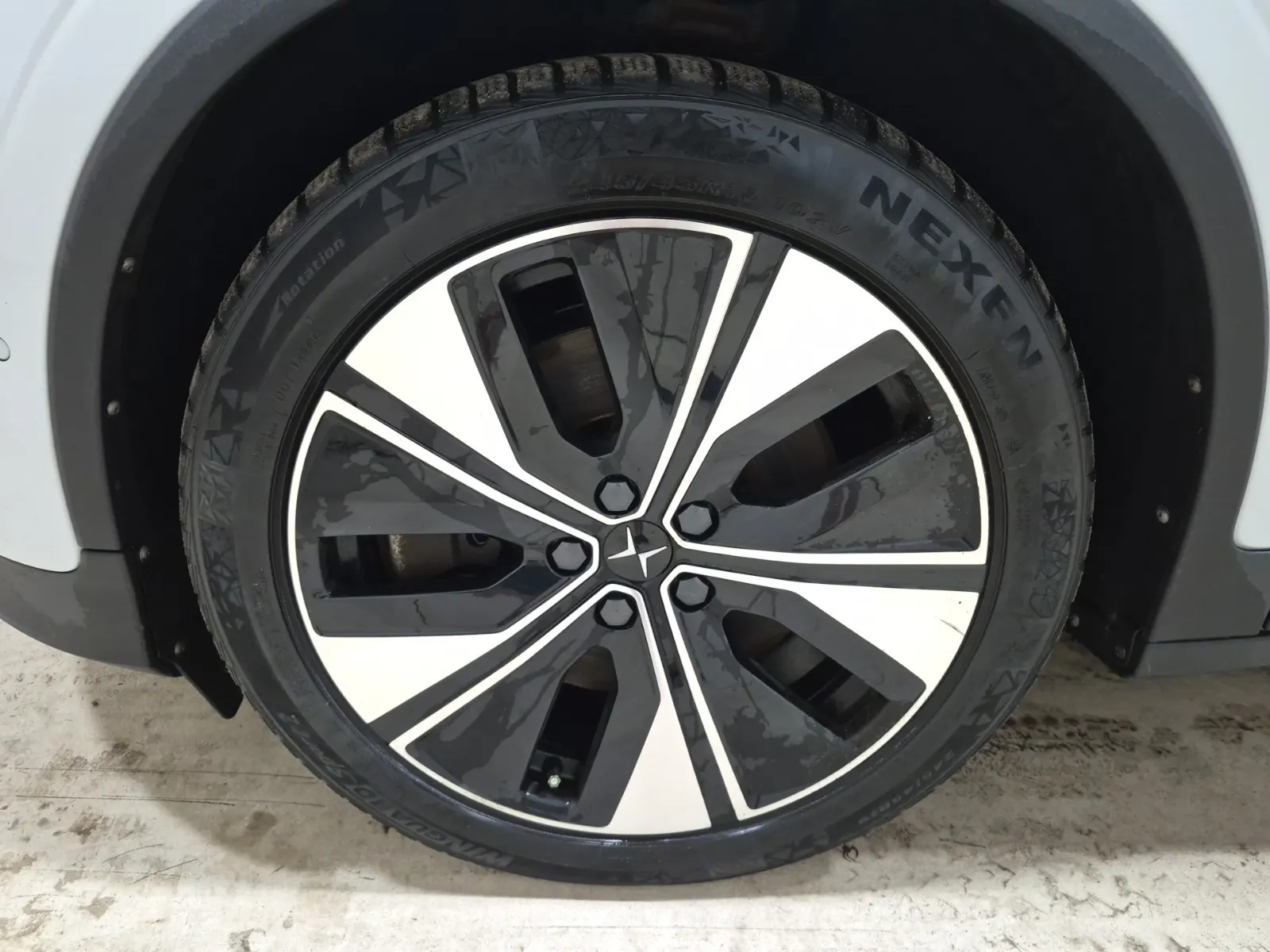 Front driver wheel/tire photo