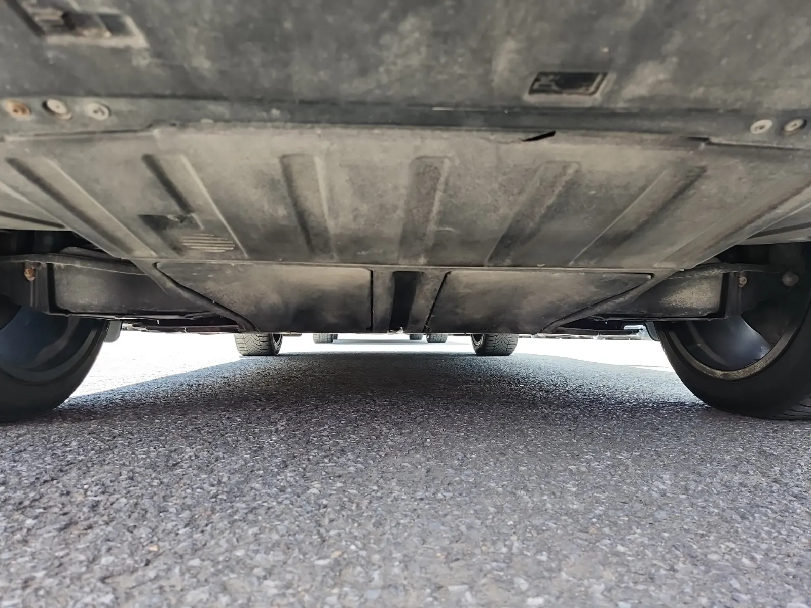 Undercarriage - Rear Photo