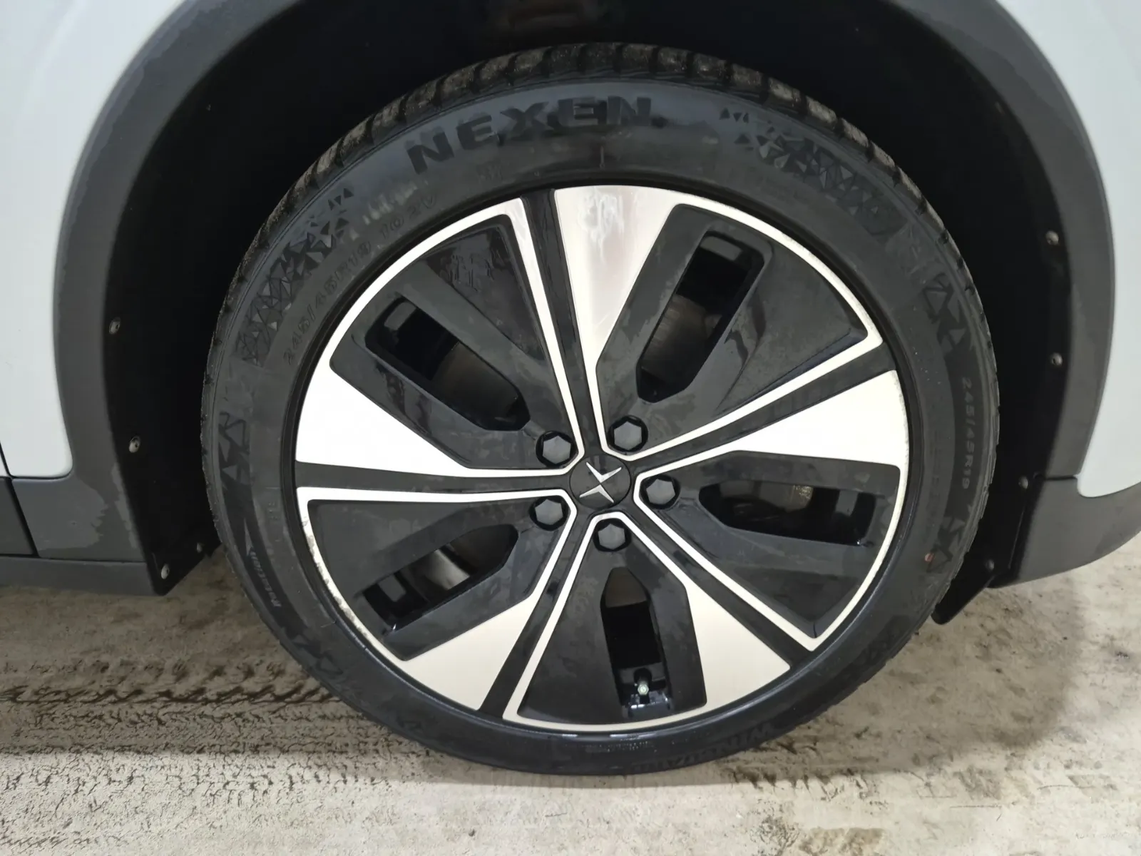 Right Front Wheel/Tire Photo