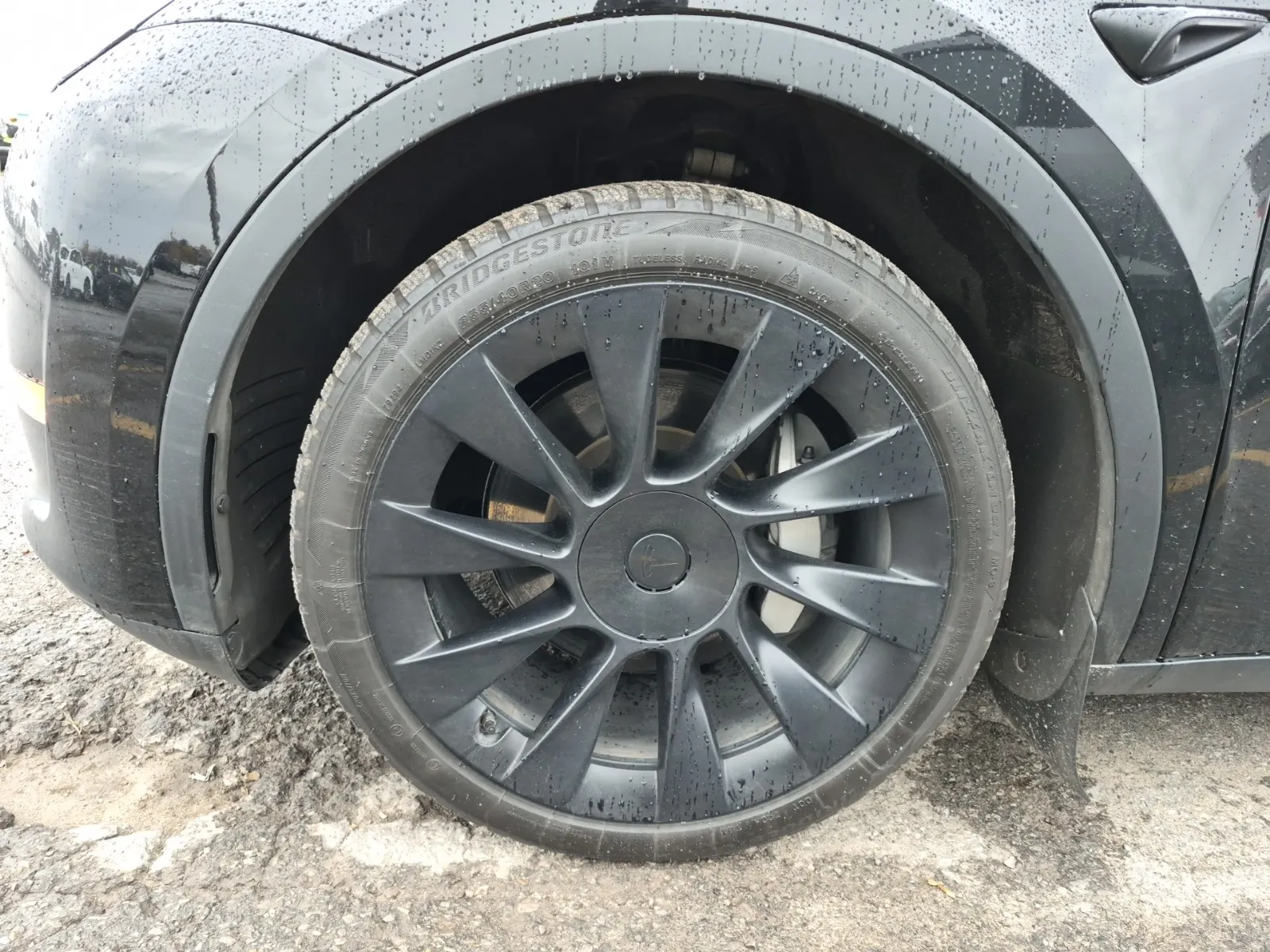 Front driver wheel/tire photo