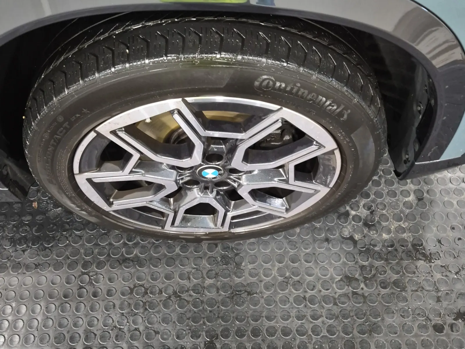 Right Front Wheel/Tire Photo