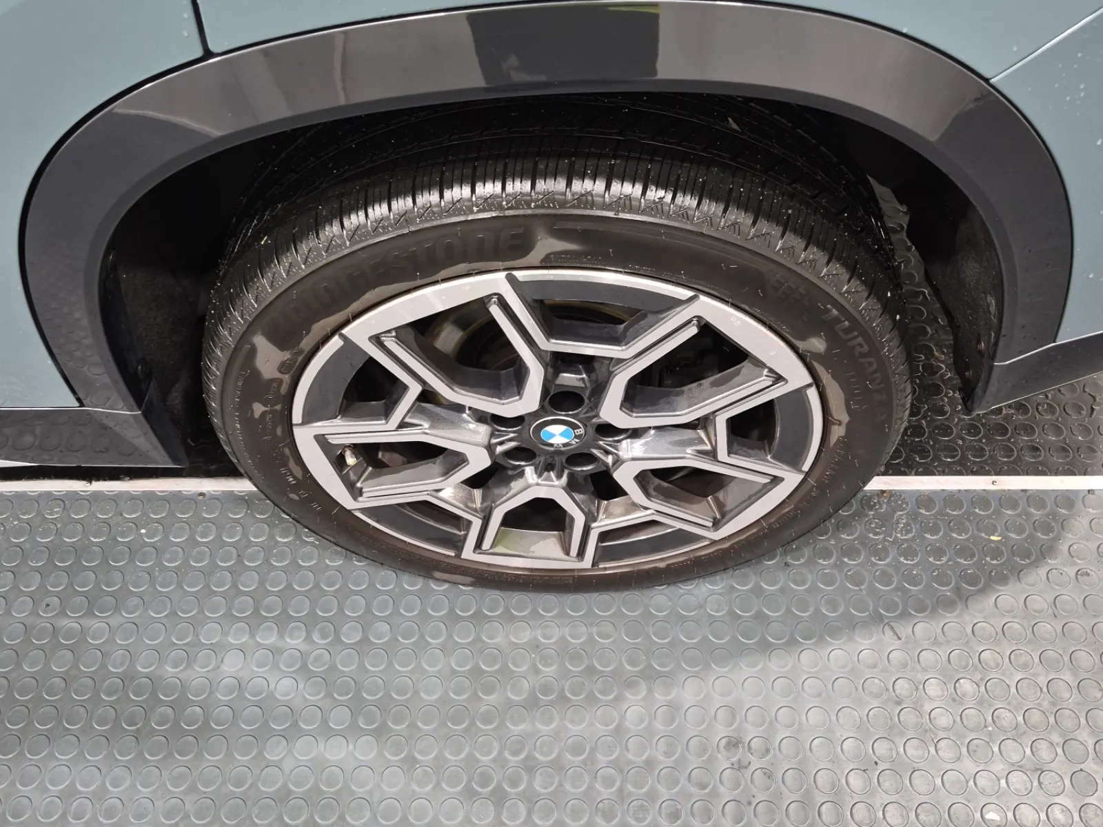 Left Rear Wheel/Tire Photo