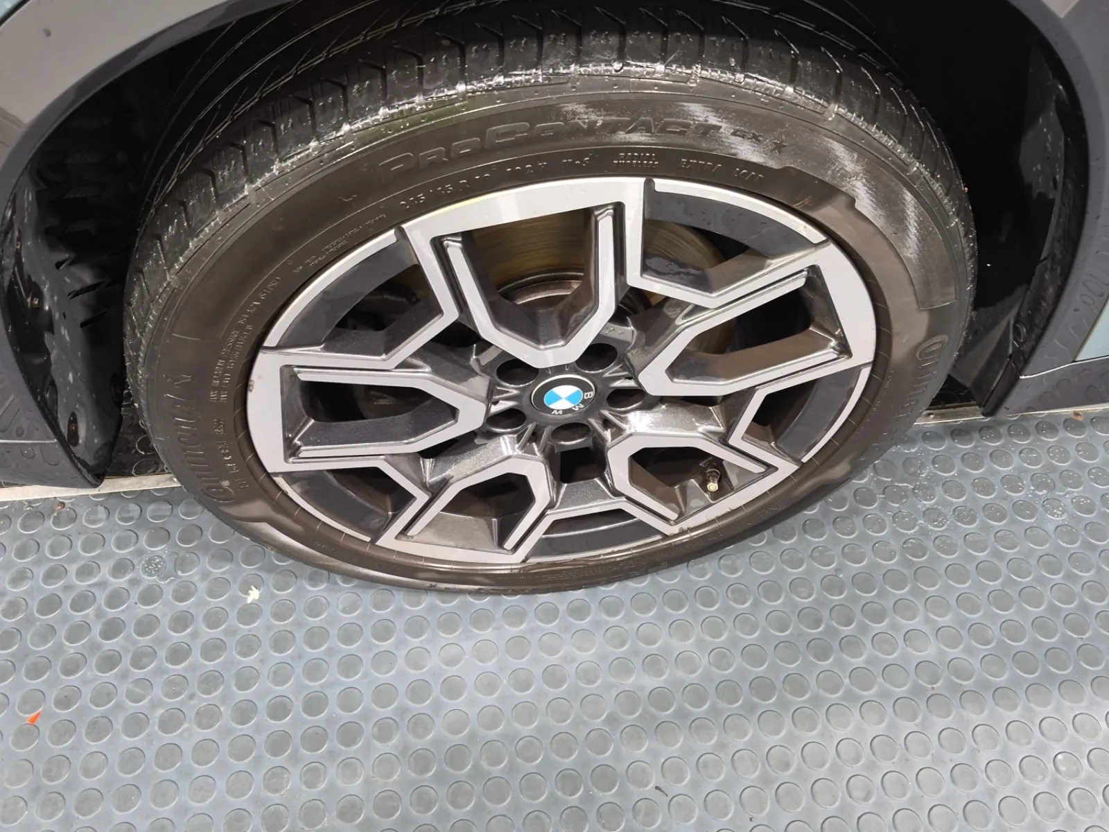 Front driver wheel/tire photo
