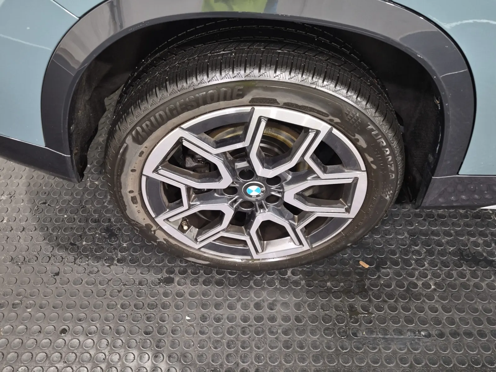 Right Rear Wheel/Tire Photo