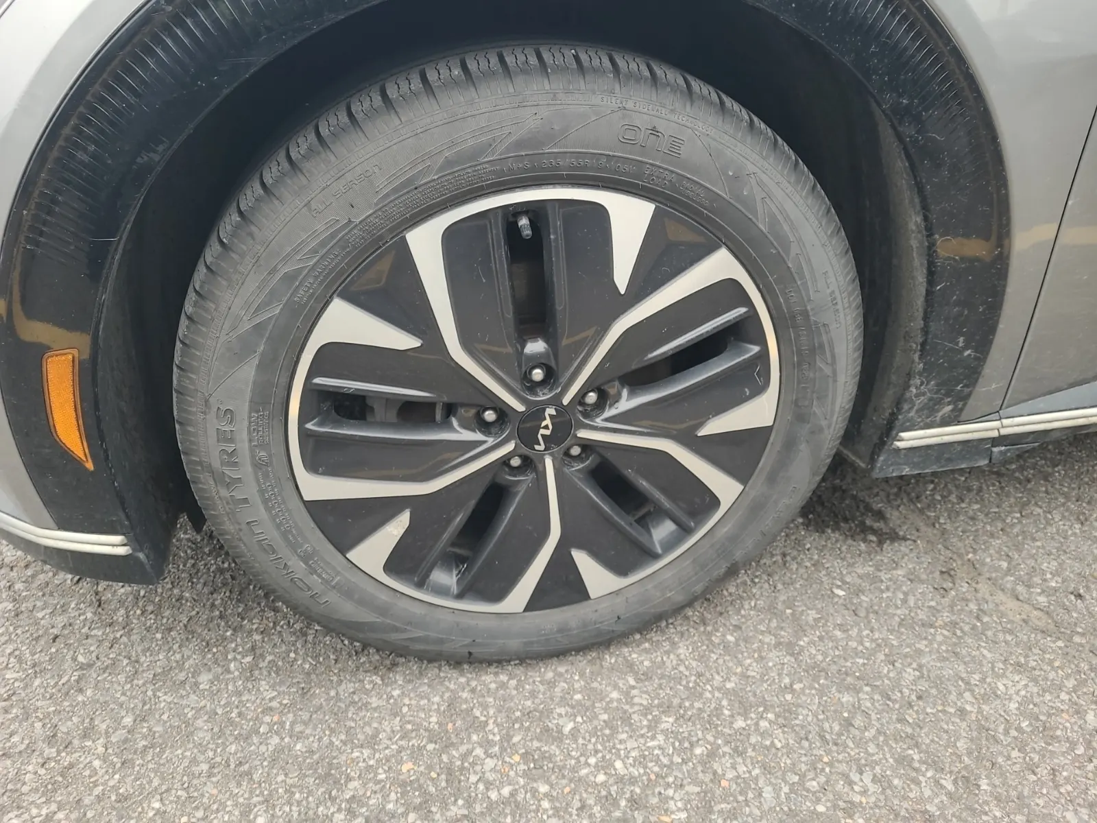 Front driver wheel/tire photo