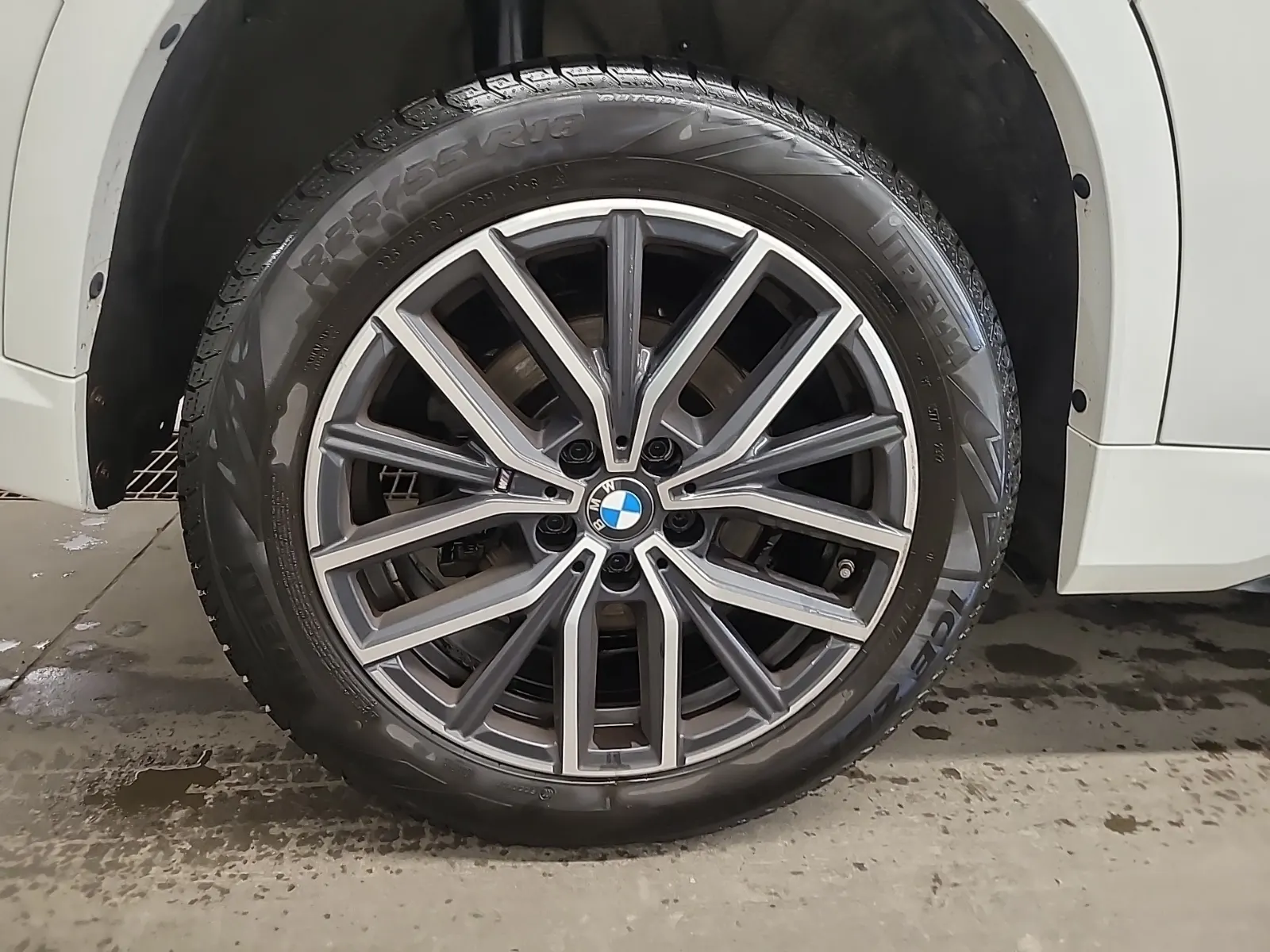 Right Rear Wheel/Tire Photo