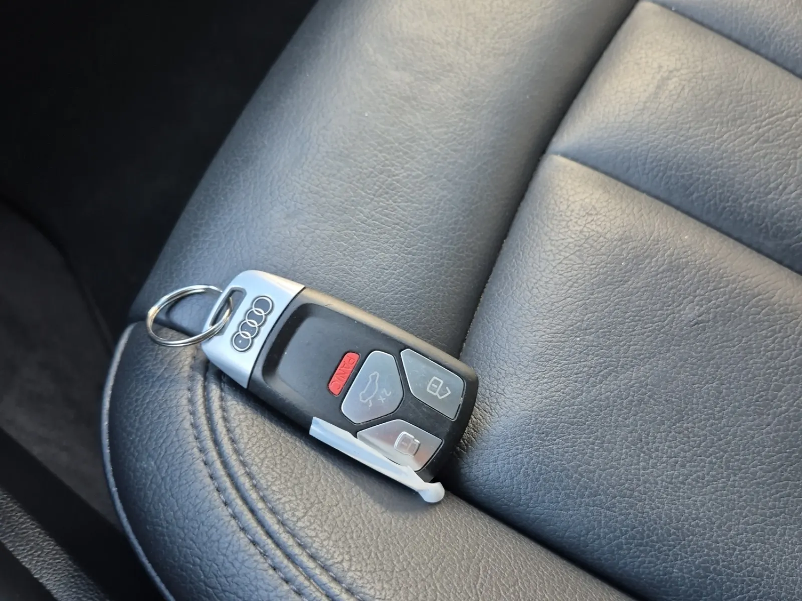 Keys/Fobs/Manual Photo