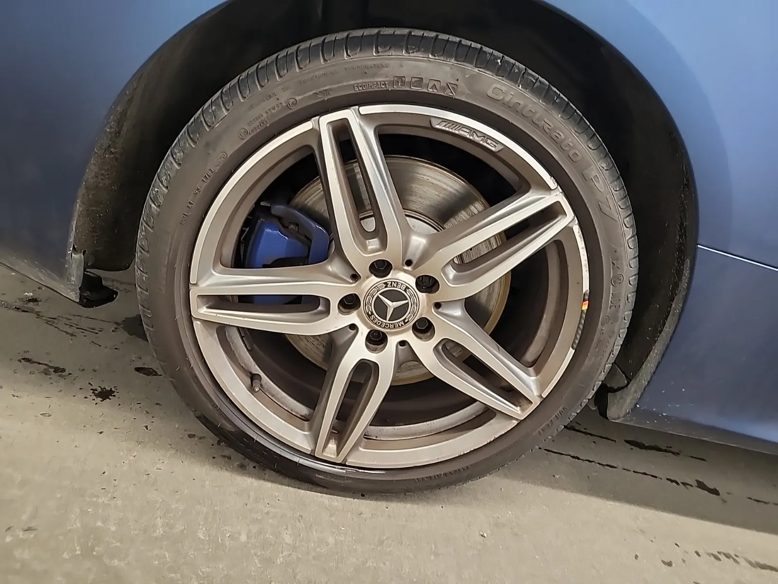 Right Rear Wheel/Tire Photo