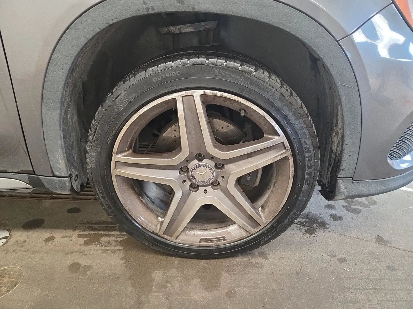 Right Front Wheel/Tire Photo