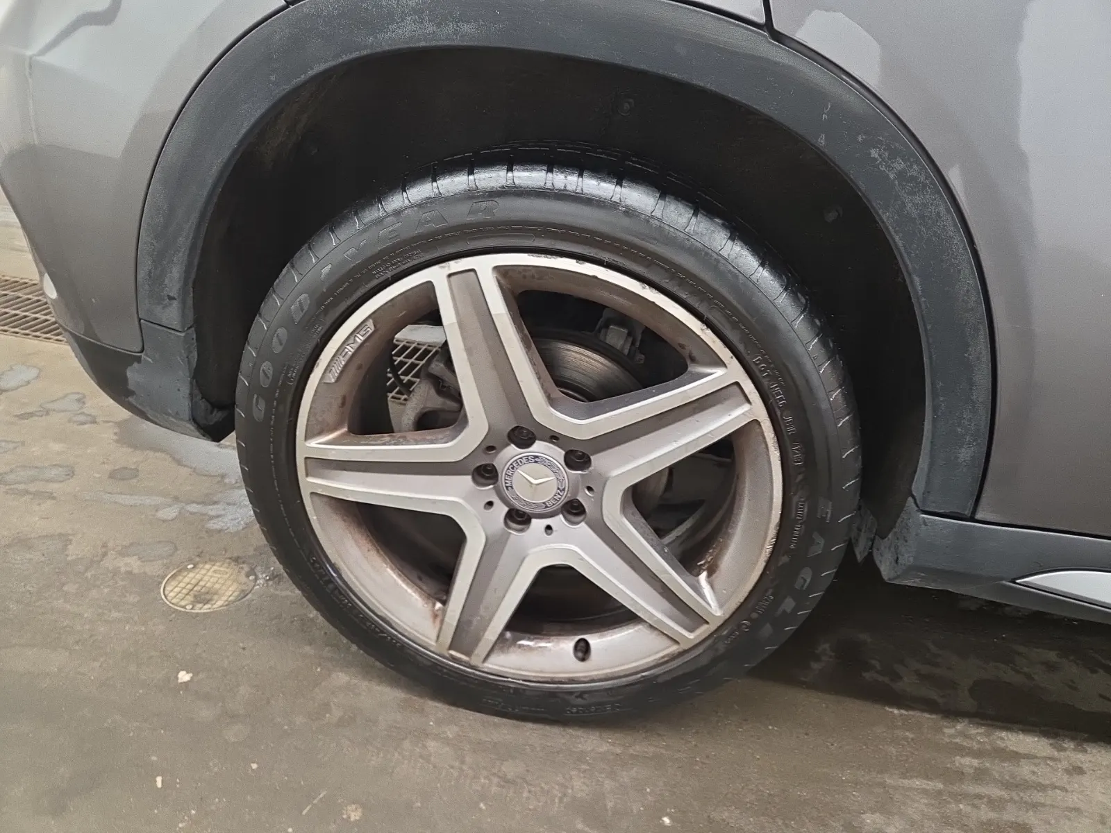 Right Rear Wheel/Tire Photo